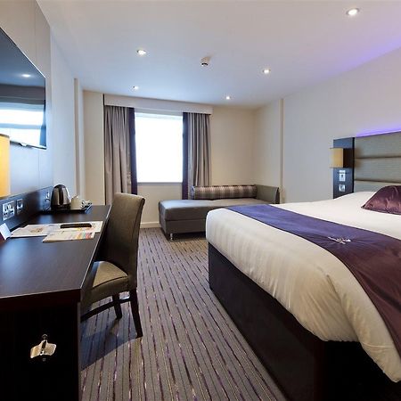 Premier Inn Newbury Town Centre Exterior photo